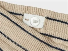 Justerbar elastik med knaphuller i beige shorts fra Name It med mørkeblå striber 13241275 navy blazer